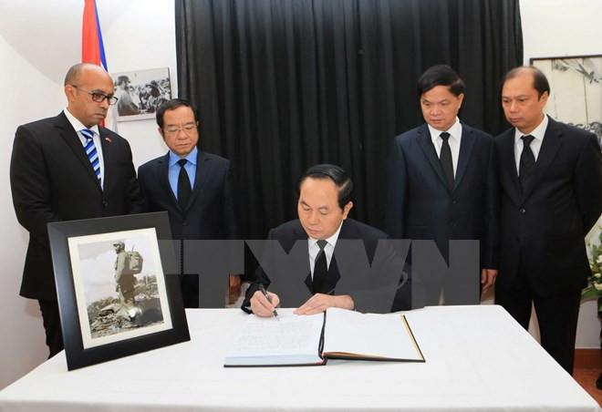 越南领导人吊唁古巴革命领袖菲德尔·卡斯特罗逝世 ảnh 2 越南领导人吊唁古巴革命领袖菲德尔·卡斯特罗逝世 ảnh 2