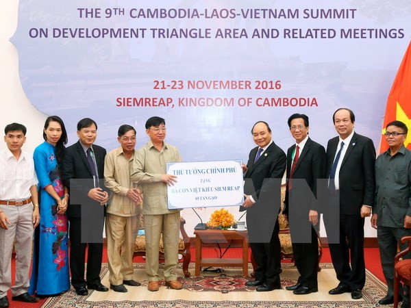 越南政府总理阮春福会见老挝政府总理通伦•西苏里 ảnh 2 越南政府总理阮春福会见老挝政府总理通伦•西苏里 ảnh 2