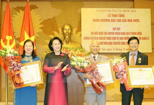 越南国会向不再参选的代表授予勋章 ảnh 1 越南国会向不再参选的代表授予勋章 ảnh 1