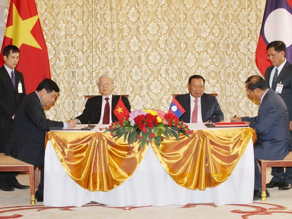 越南与老挝发表联合声明 强调进一步加强各领域的合作 ảnh 1