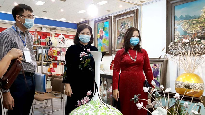 河内市举行2020年首都优质纪念品展销会 ảnh 2 河内市举行2020年首都优质纪念品展销会 ảnh 2