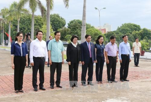 国会主席阮氏金银拜谒梅译烈士陵园和走访慰问优抚家庭 ảnh 1