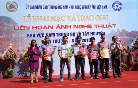 逾2000件作品参加第21届南中部与西源地区艺术摄影节 ảnh 1