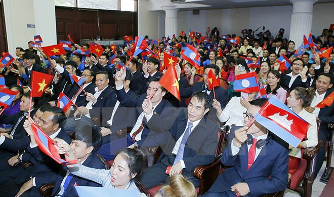 越老柬三国阵线主席与三国模范大学生在河内举行交流会 ảnh 1 越老柬三国阵线主席与三国模范大学生在河内举行交流会 ảnh 1