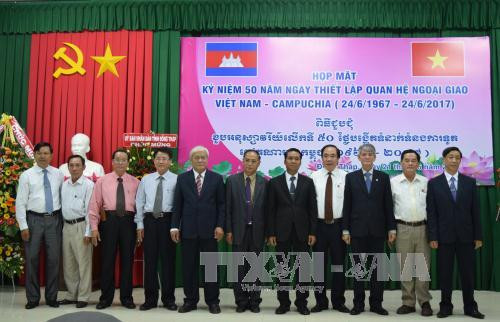越柬建交50周年见面会在同塔省举行 ảnh 1