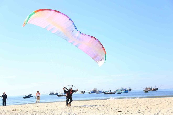 100多名飞行员参加岘港滑翔伞公开赛 ảnh 2 100多名飞行员参加岘港滑翔伞公开赛 ảnh 2