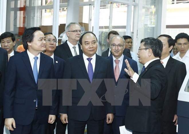 越南政府总理阮春福探访平阳省越德大学 ảnh 1  越南政府总理阮春福探访平阳省越德大学 ảnh 1