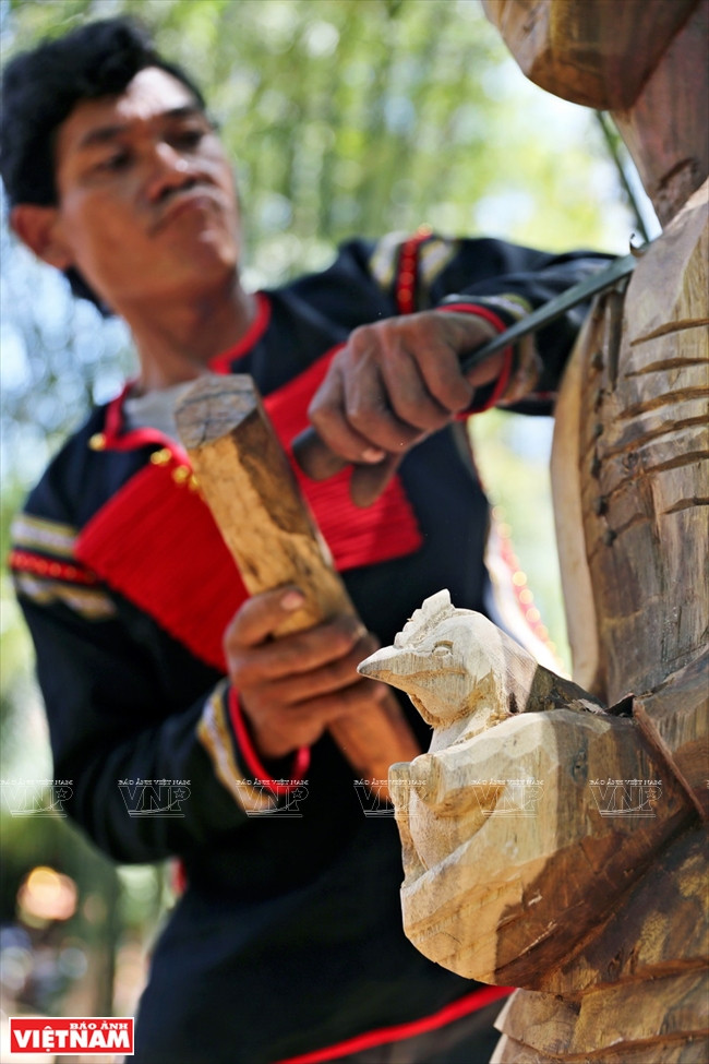 西原木雕：从山林走出的一尊尊“史诗” ảnh 9