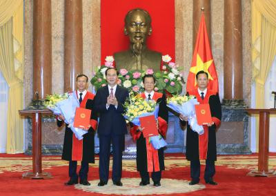 国家主席陈大光正式任命最高人民法院副院长和法官 ảnh 1