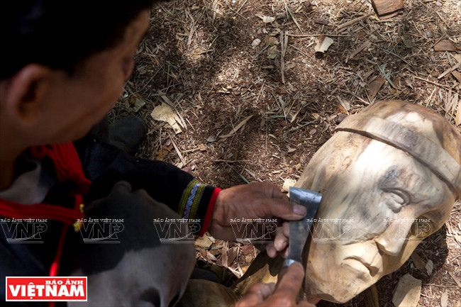 西原木雕：从山林走出的一尊尊“史诗” ảnh 5