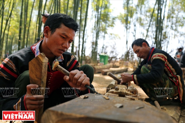 西原木雕：从山林走出的一尊尊“史诗” ảnh 3