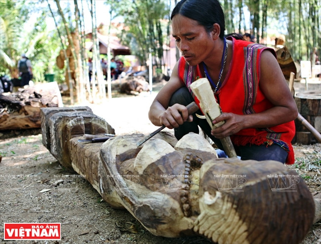 西原木雕：从山林走出的一尊尊“史诗” ảnh 8