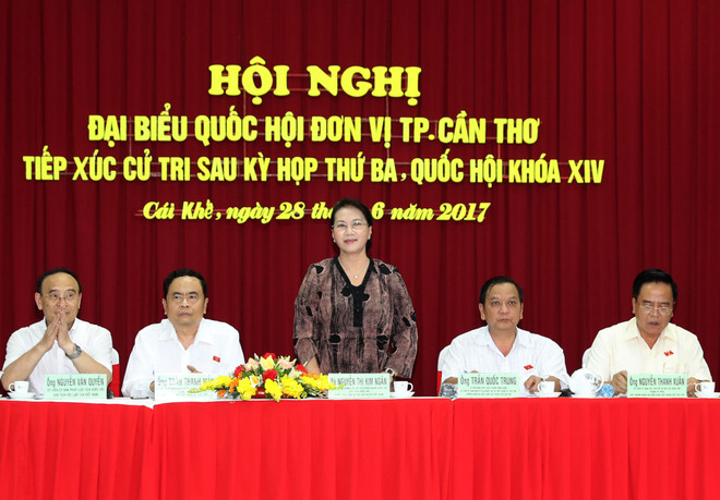 国会主席阮氏金银与芹苴市选民接触 ảnh 1 国会主席阮氏金银与芹苴市选民接触 ảnh 1