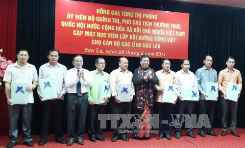 越南国会常务副主席丛氏放会见2017年老挝北部地区各省干部越南语培训班的学员 ảnh 1 越南国会常务副主席丛氏放会见2017年老挝北部地区各省干部越南语培训班的学员 ảnh 1