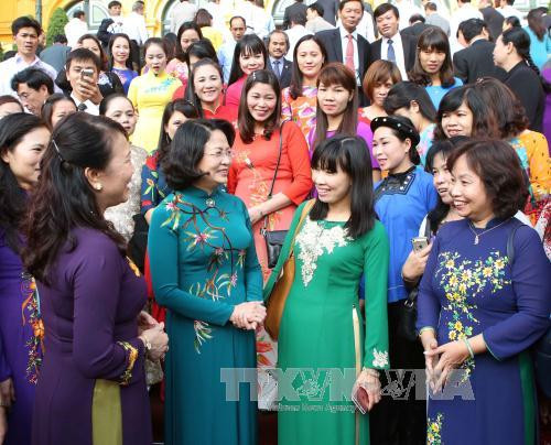 越南国家副主席邓氏玉盛会见越南模范教师代表 ảnh 1 越南国家副主席邓氏玉盛会见越南模范教师代表 ảnh 1