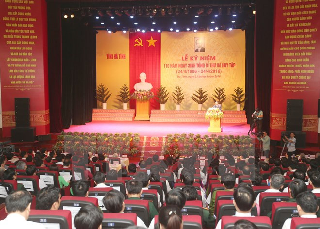 越共中央已故总书记何辉集诞辰110周年纪念典礼在河静省隆重举行 ảnh 1 越共中央已故总书记何辉集诞辰110周年纪念典礼在河静省隆重举行 ảnh 1