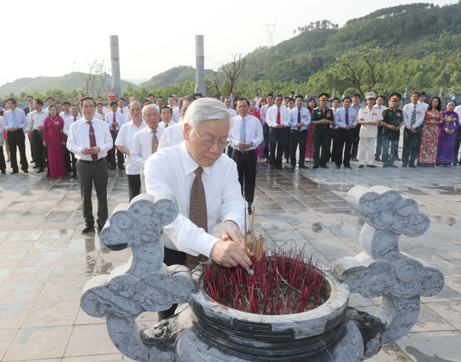 越共中央已故总书记何辉集诞辰110周年纪念典礼在河静省隆重举行 ảnh 2 越共中央已故总书记何辉集诞辰110周年纪念典礼在河静省隆重举行 ảnh 2