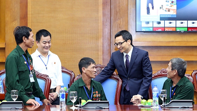 越南政府副总理武德儋会见宜安与河静两省重残军人代表团 ảnh 1