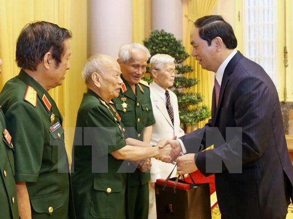 陈大光主席会见援老挝越南志愿军老指战员和老军事专家联络委员会代表 ảnh 1 陈大光主席会见援老挝越南志愿军老指战员和老军事专家联络委员会代表 ảnh 1