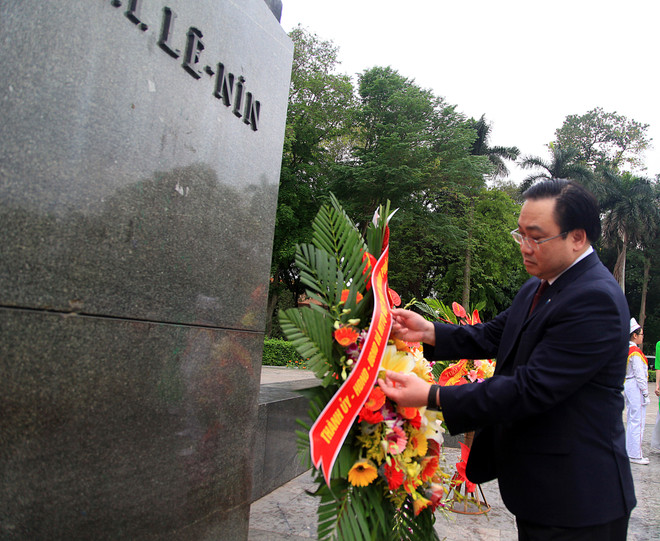 河内市领导人向列宁塑像敬献花圈 纪念列宁诞辰146周年 ảnh 1