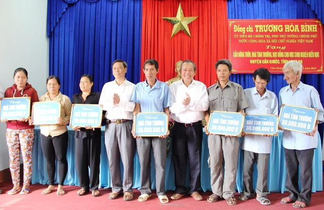 越南赞助商向隆安省赞助6亿越盾用于兴建农村桥梁 ảnh 1 越南赞助商向隆安省赞助6亿越盾用于兴建农村桥梁 ảnh 1