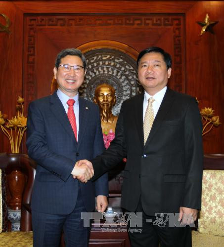 胡志明市领导会见来访的韩越友好议员协会主席 ảnh 1 胡志明市领导会见来访的韩越友好议员协会主席 ảnh 1