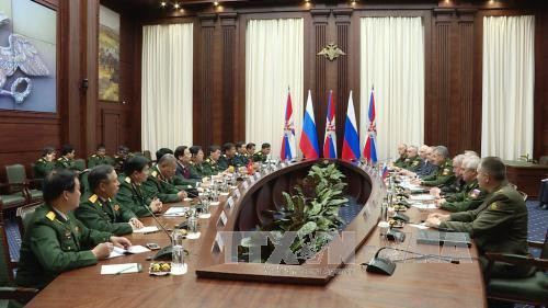 越南国防部长吴春历访问俄罗斯 并与该国防长会谈 ảnh 1