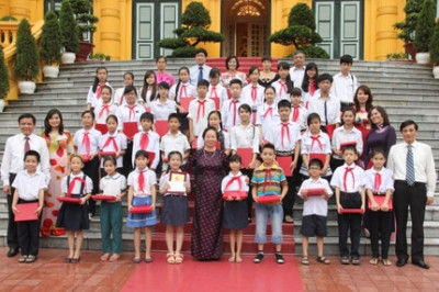 越南国家副主席阮氏缘接见奠边省各民族模范儿童代表团 ảnh 1 越南国家副主席阮氏缘接见奠边省各民族模范儿童代表团 ảnh 1