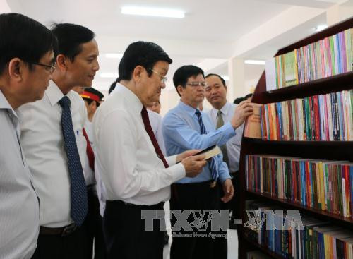 张晋创主席在隆安省阮友寿律师纪念馆上香 ảnh 1 张晋创主席在隆安省阮友寿律师纪念馆上香 ảnh 1