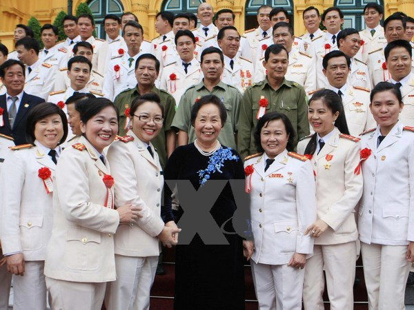 越南国家副主席阮氏缘会见人民公安力量先进模范 ảnh 1 越南国家副主席阮氏缘会见人民公安力量先进模范 ảnh 1
