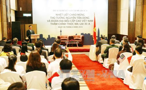 越南政府总理阮晋勇抵达新加坡同旅新越南人社群代表会面 ảnh 1 越南政府总理阮晋勇抵达新加坡同旅新越南人社群代表会面 ảnh 1