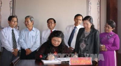 越南国会副主席丛氏放上香缅怀阮友寿律师 ảnh 1 越南国会副主席丛氏放上香缅怀阮友寿律师 ảnh 1