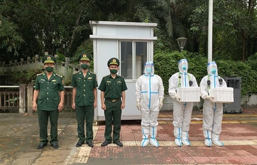 清水国际口岸边防屯向中国天保出入境边防检查站赠送礼物 ảnh 1 清水国际口岸边防屯向中国天保出入境边防检查站赠送礼物 ảnh 1