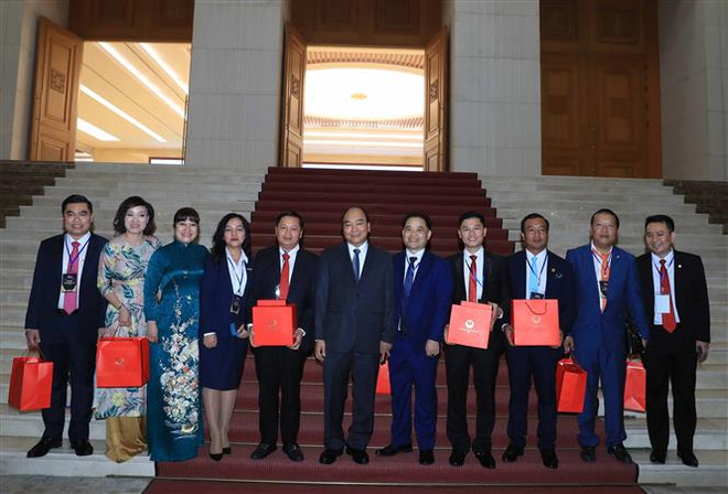 越南政府总理阮春福会见红星奖获奖青年企业代表 ảnh 1 越南政府总理阮春福会见红星奖获奖青年企业代表 ảnh 1