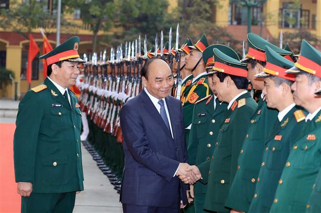 越南人民军建军75周年:政府总理阮春福走访坦克装甲兵种 ảnh 1 越南人民军建军75周年:政府总理阮春福走访坦克装甲兵种 ảnh 1
