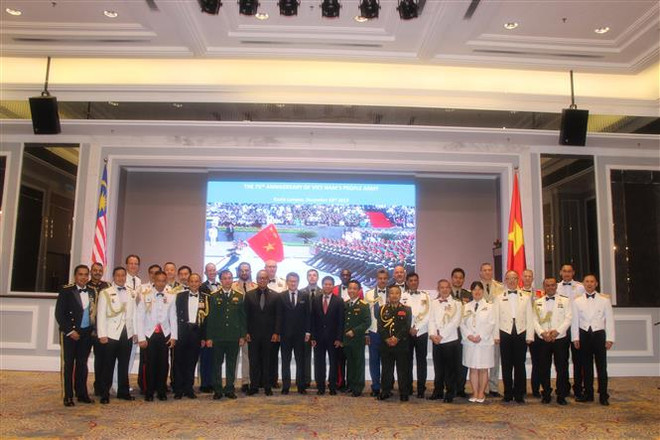 越南人民军建军75周年和越南全民国防日30周年庆典在马来西亚举行 ảnh 1 越南人民军建军75周年和越南全民国防日30周年庆典在马来西亚举行 ảnh 1