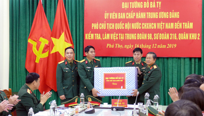 越南人民军建军75周年:国家副主席邓氏玉盛走访慰问第7军区司令部 ảnh 2 越南人民军建军75周年:国家副主席邓氏玉盛走访慰问第7军区司令部 ảnh 2