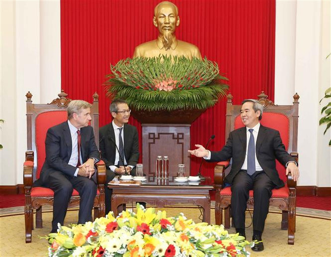 越共中央经济部部长阮文平会见美国高通公司执行副总裁 ảnh 2 越共中央经济部部长阮文平会见美国高通公司执行副总裁 ảnh 2