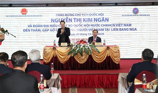 越南国会主席阮氏金银造访旅居俄罗斯越南人 ảnh 1