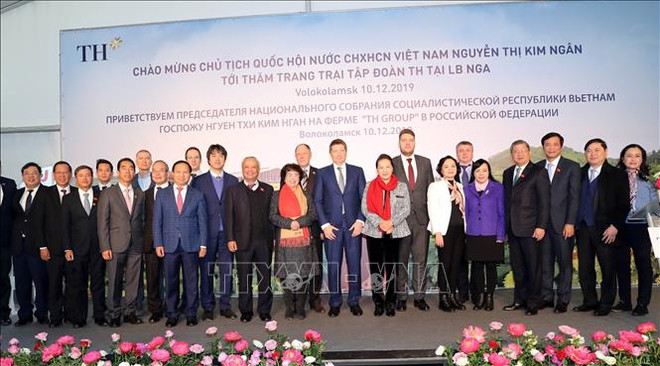 越南国会主席阮氏金银造访越南驻俄罗斯大使馆 ảnh 2 越南国会主席阮氏金银造访越南驻俄罗斯大使馆 ảnh 2