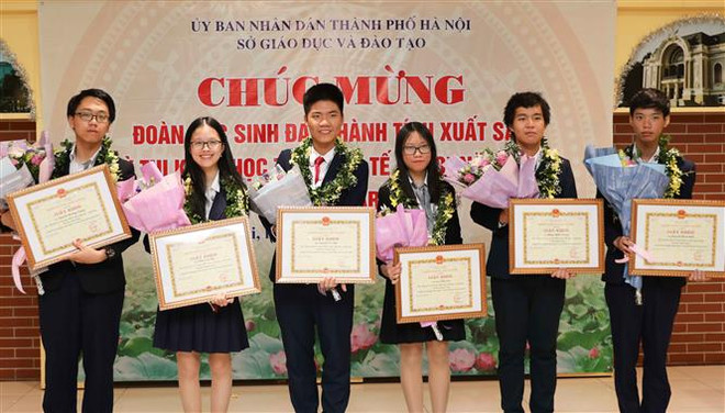 河内市向在2019年度国际青少年科学奥林匹克竞赛取得优异成绩的学生给予表彰 ảnh 1 河内市向在2019年度国际青少年科学奥林匹克竞赛取得优异成绩的学生给予表彰 ảnh 1