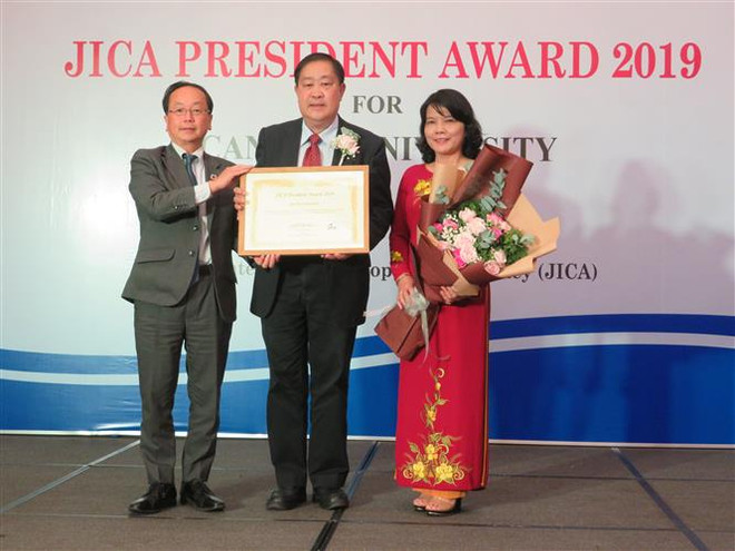 芹苴大学荣获日本国际协力机构主席的名誉奖 ảnh 1 芹苴大学荣获日本国际协力机构主席的名誉奖 ảnh 1