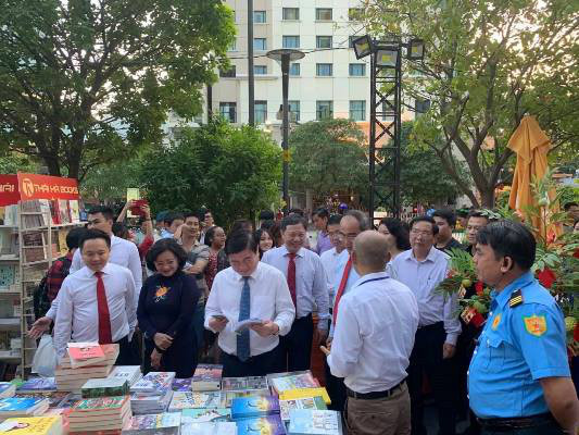 2020庚子年春节图书街:解读“书中的奥妙” ảnh 1 2020庚子年春节图书街:解读“书中的奥妙” ảnh 1