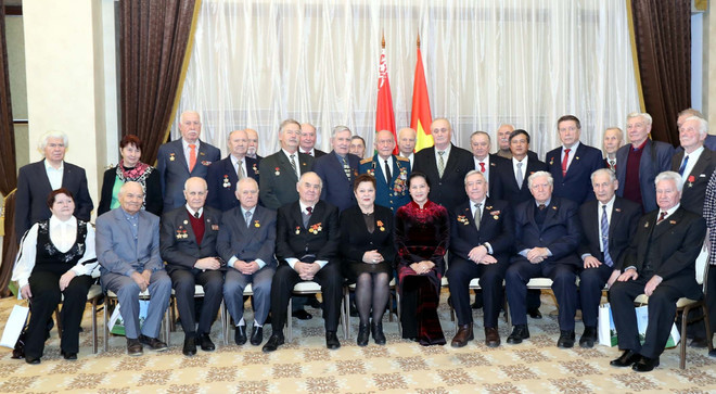 越南国会主席阮氏金银会见白俄罗斯援越老兵 ảnh 2