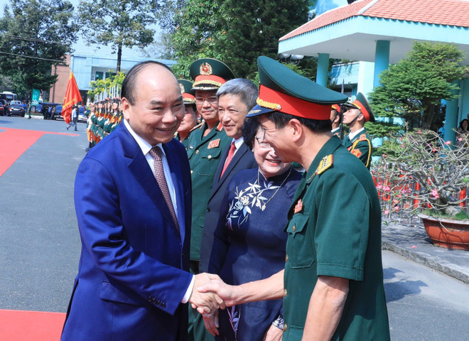 越南人民军建军75周年：阮春福总理走访175号军医院 ảnh 1