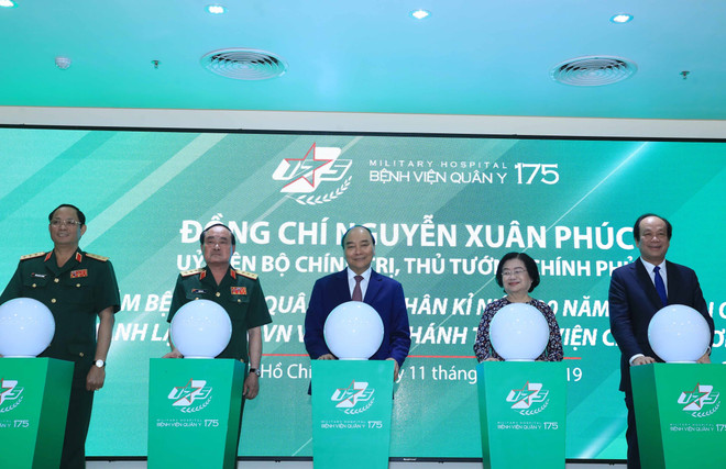 越南人民军建军75周年：阮春福总理走访175号军医院 ảnh 2