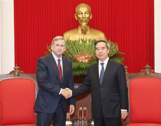 越共中央经济部部长阮文平会见美国高通公司执行副总裁 ảnh 1 越共中央经济部部长阮文平会见美国高通公司执行副总裁 ảnh 1