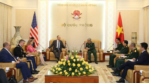 越南国防部副部长阮志咏上将会见美国助理国务卿戴维·斯蒂尔韦尔 ảnh 1 越南国防部副部长阮志咏上将会见美国助理国务卿戴维·斯蒂尔韦尔 ảnh 1