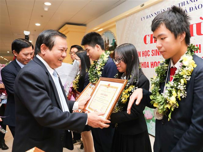 河内市向在2019年度国际青少年科学奥林匹克竞赛取得优异成绩的学生给予表彰 ảnh 2 河内市向在2019年度国际青少年科学奥林匹克竞赛取得优异成绩的学生给予表彰 ảnh 2