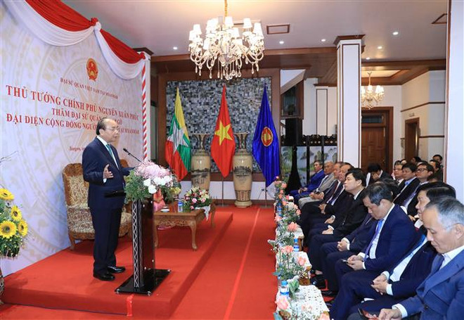 越南政府总理阮春福同旅缅越南人亲切交谈 ảnh 2